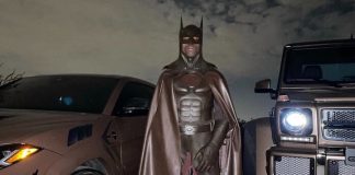 Travis Scott fantasiado de Batman