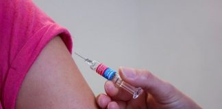 Pessoa tomando vacina