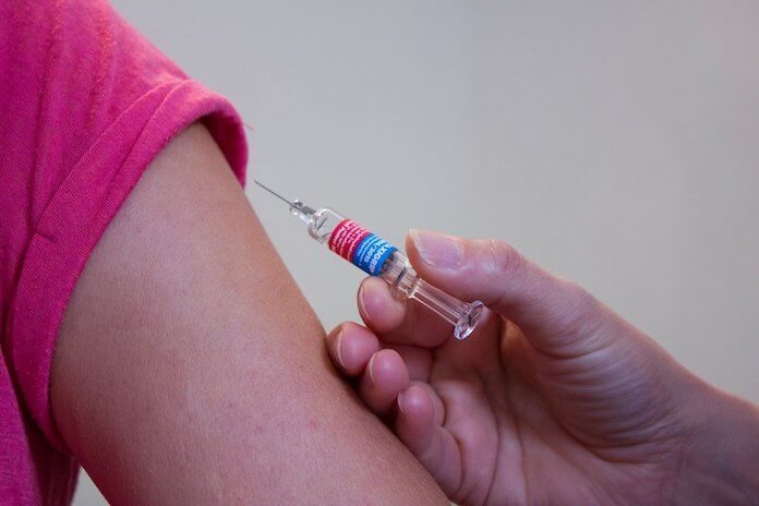 Pessoa tomando vacina