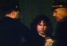 Jim Morrison sendo preso no palco em show do The Doors