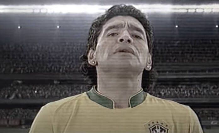 Maradona canta hino brasileiro em propaganda de 2006
