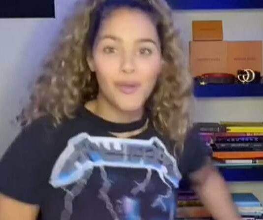 TikToker com camiseta do Metallica
