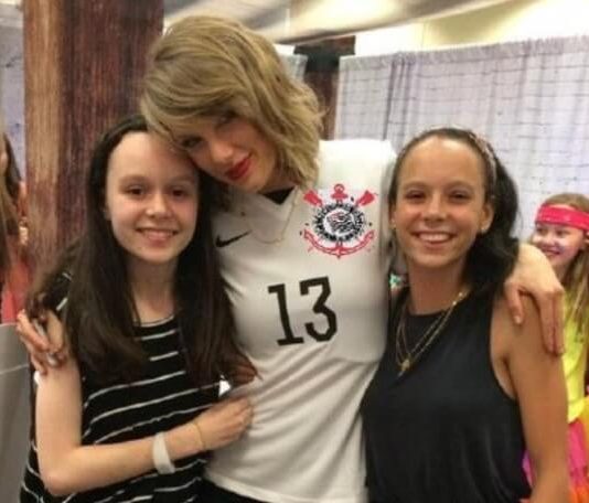 Montagem de Taylor Swift com a camisa do Corinthians