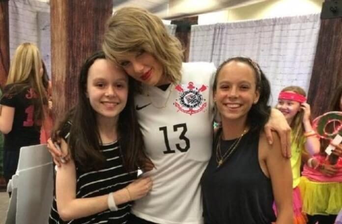 Montagem de Taylor Swift com a camisa do Corinthians