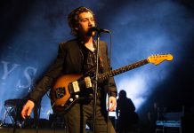 Alex Turner com o Arctic Monkeys em Londres, 2018