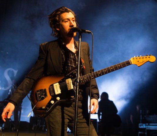 Alex Turner com o Arctic Monkeys em Londres, 2018