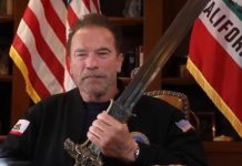 Arnold Schwarzenegger com a espada de Conan