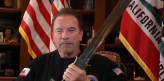 Arnold Schwarzenegger com a espada de Conan