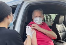 Brian Wilson recebe vacina da COVID-19
