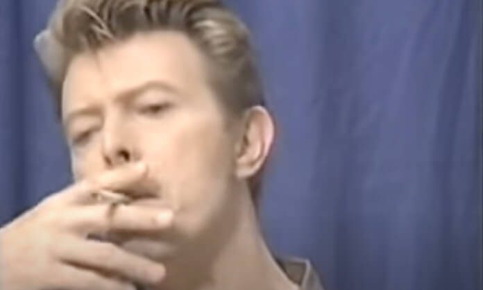 David Bowie falando sobre saúde enquanto fuma