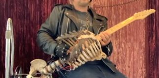 Guitarra com esqueleto - Skelecaster