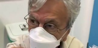 Caetano Veloso é vacinado contra a COVID-19