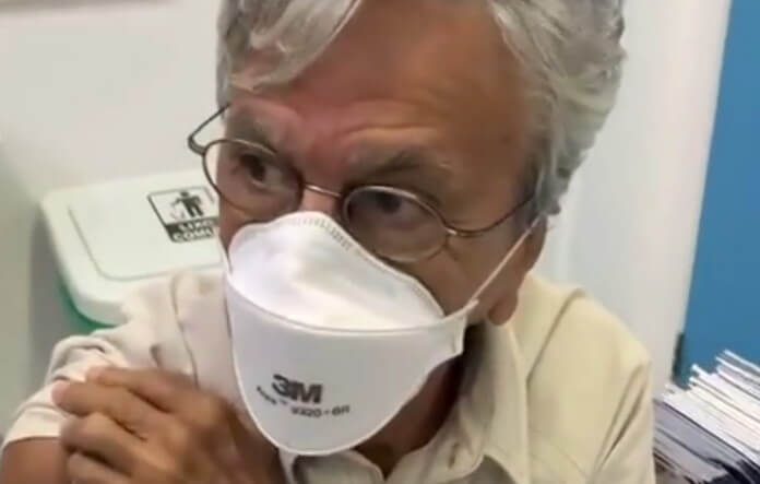 Caetano Veloso é vacinado contra a COVID-19