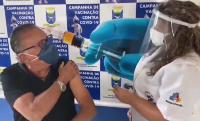 Galvão Bueno é vacinado contra a COVID-19