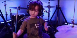 Coen, de 4 anos, toca Metal na bateria