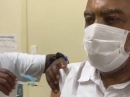 Gilberto Gil é vacinado contra a COVID-19