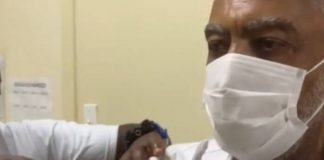 Gilberto Gil é vacinado contra a COVID-19