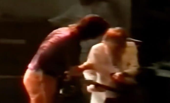 Kurt Cobain reclamando com Krist Novoselic