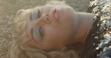 Miley Cyrus lança clipe gravado no pré-show do Super Bowl; Veja "Angels Like You"