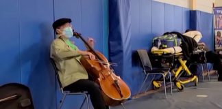 Yo-Yo Ma toca violoncelo em fila para vacina da COVID-19