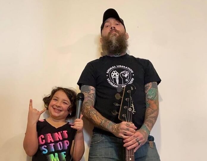 Pai e filha de 9 anos formam banda de metal e apresentam performance impressionante