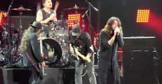 Dave Grohl e Robert Trujillo com o Audioslave