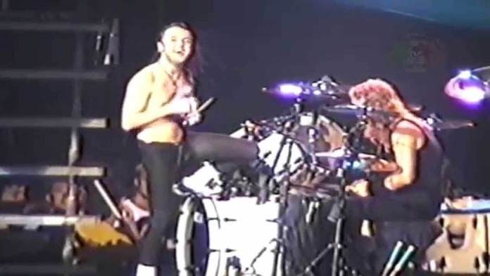 James Hetfield tocando bateria para Lars Ulrich