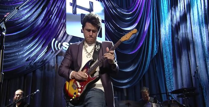John Mayer tocando 