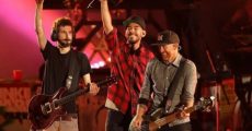 Linkin Park cantando "In the End" sem Chester Bennington