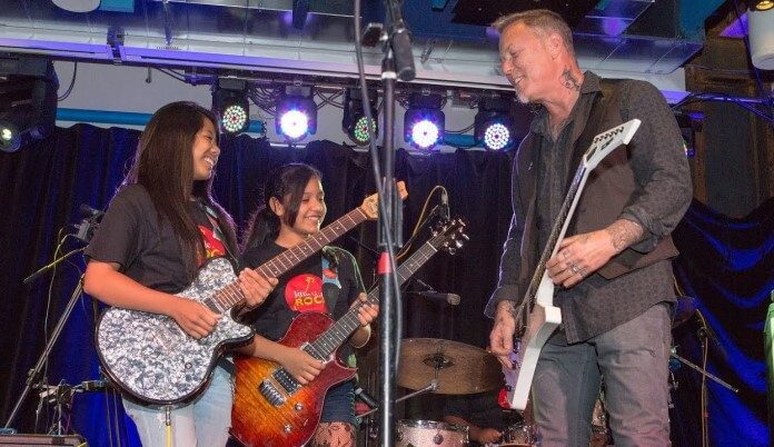 James Hetfield toca Metallica com crianças