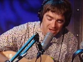 Noel Gallagher tocando "Wonderwall" em 1997