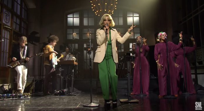 St. Vincent apresenta duas músicas do seu próximo disco no Saturday Night Live