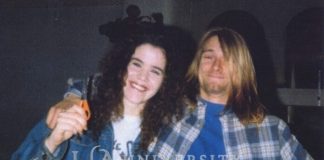 Kurt Cobain cortando o cabelo