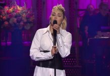 Miley Cyrus canta Dolly Parton no Saturday Night Live