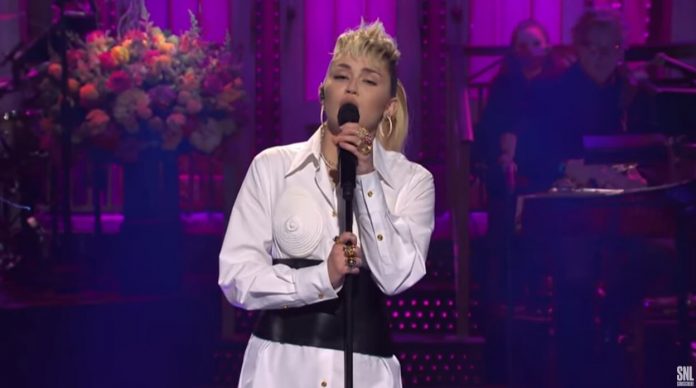 Miley Cyrus canta Dolly Parton no Saturday Night Live