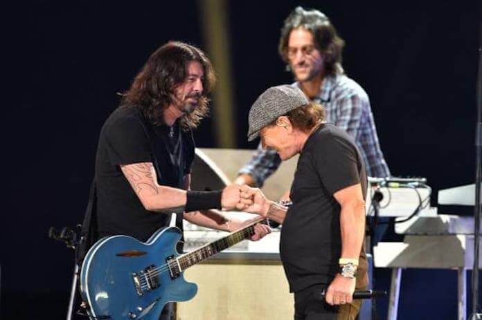 Foo Fighters com Brian Johnson