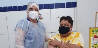 Júnior Groovador recebe vacina da COVID-19