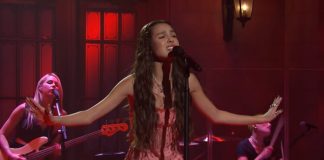 Olivia Rodrigo estreia no Saturday Night Live com novo single e faixa de sucesso