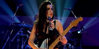 Amy Winehouse tocando guitarra, 2003