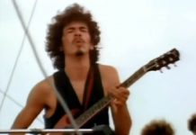 Carlos Santana faz caretas hilárias após usar droga alucinógena em Woodstock e pensar que sua guitarra era uma cobra