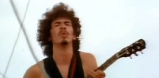Carlos Santana faz caretas hilárias após usar droga alucinógena em Woodstock e pensar que sua guitarra era uma cobra