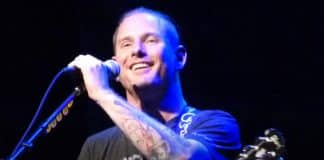 Corey Taylor cantando "Best of You"