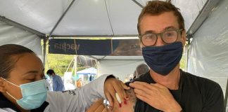 Dinho Ouro Preto recebendo vacina contra COVID-19