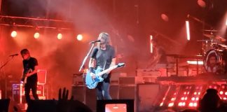 Foo Fighters presta tributo a Dusty Hill