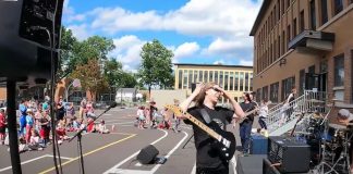 Banda de Death Metal toca para crianças