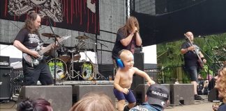 Bebê invade show de Metal Extremo