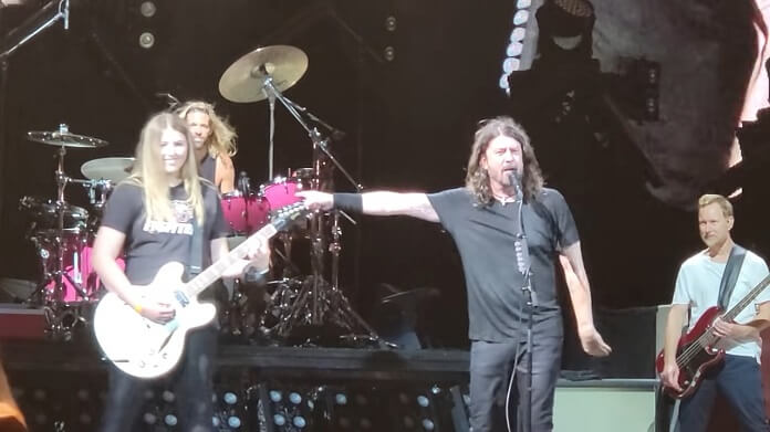 Foo Fighters convida fã para tocar guitarra em show e ela detona; veja