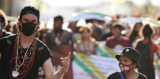 Joe Duplantier, do Gojira, participa de manifestação em Brasília