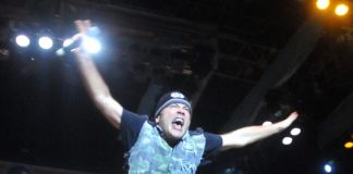 Bruce Dickinson no palco em show do Iron Maiden