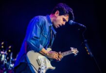 John Mayer tocando guitarra em show